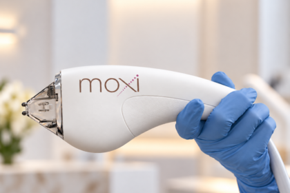 Moxi-laser in blauwe handschoen